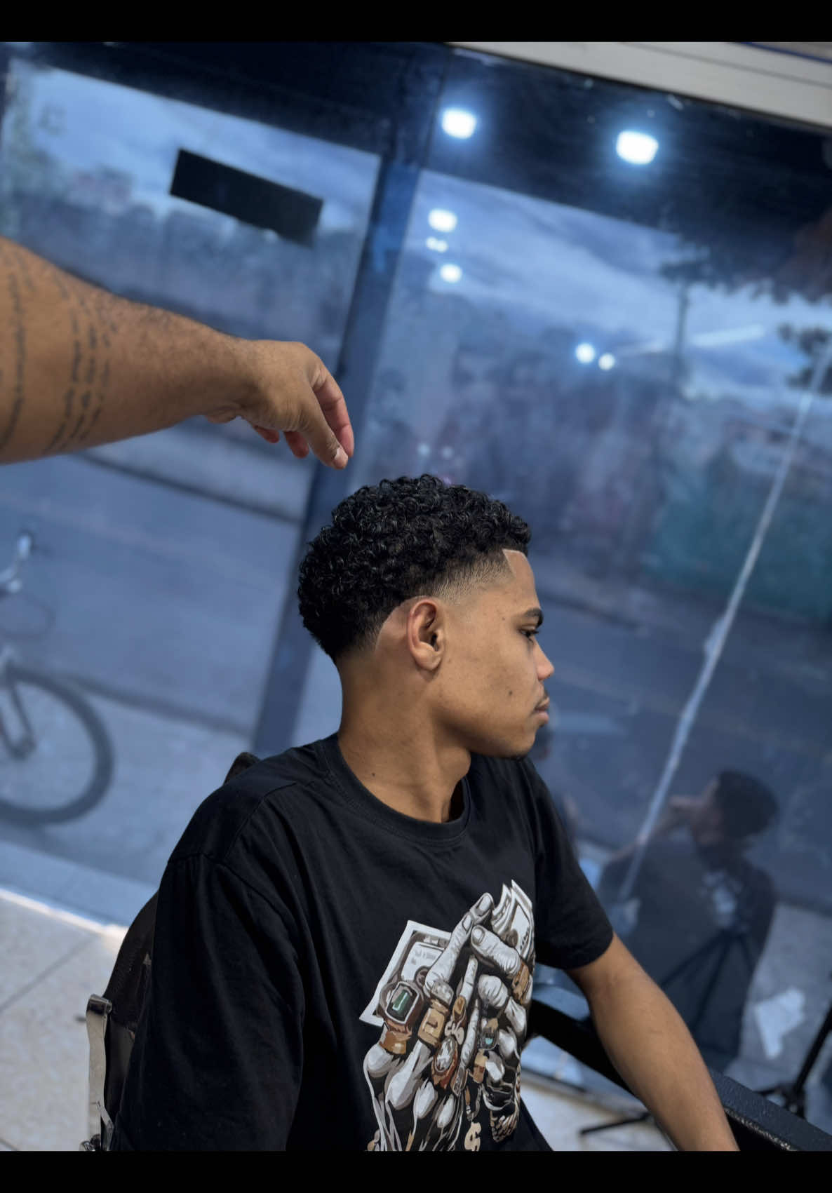 High Taper cacheadinho 🇺🇸📏💈 . . . #cabelo #cabelocacheadocurto #taper #taperfade #corteamericano #corteamericano🇺🇸 #hair #afrohair #cabeloafro #cabelocrespo #cabeocacheado