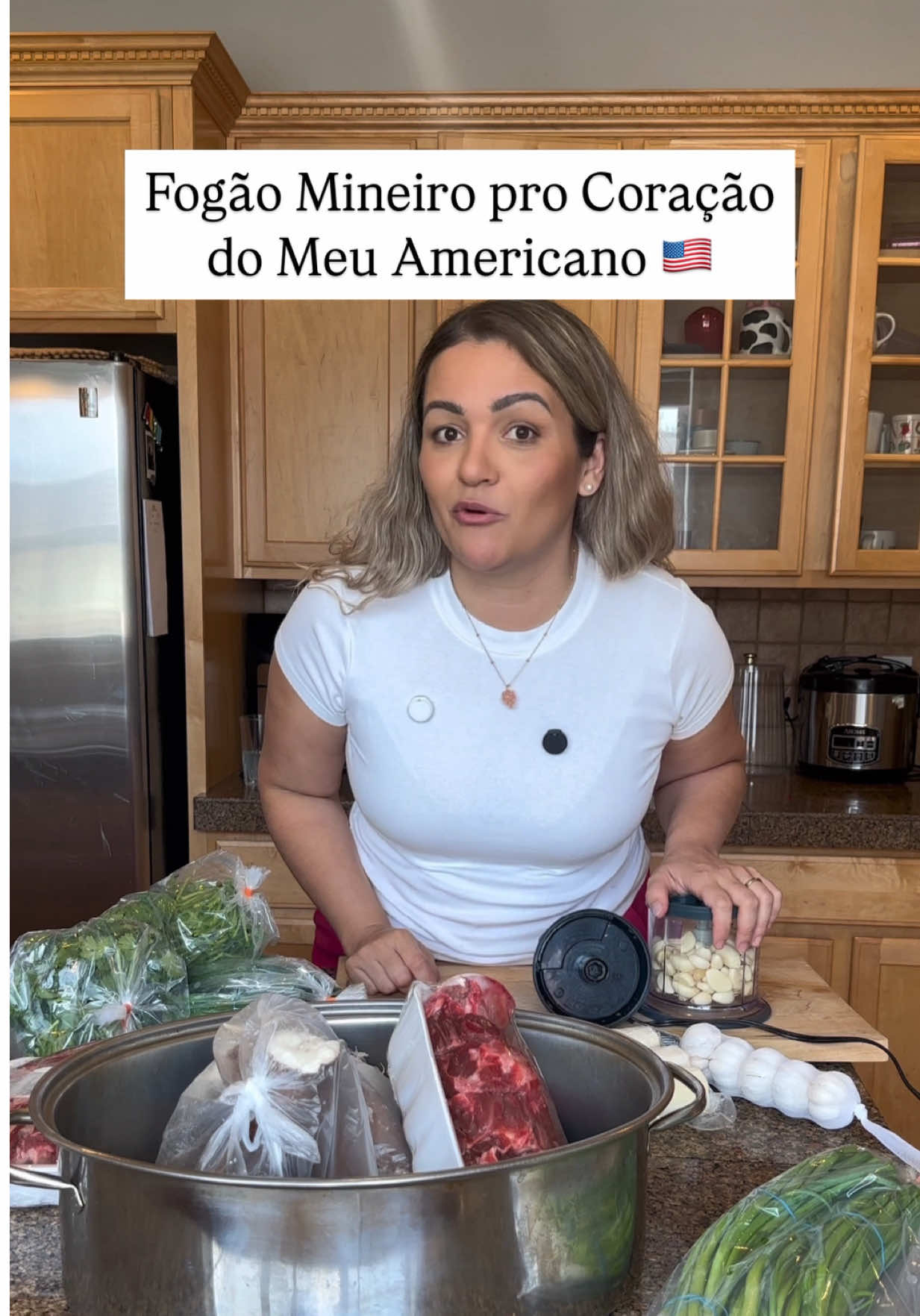 Oi, gente! Eu sou a Valéria, mineirinha com muito orgulho e casada com um americano 🇺🇸que já se rendeu ao tempero da roça!  Corre lá assistir, comenta o que achou e me conta: qual é aquele prato que faz sua família se sentir em casa? 🏡✨ #foryou #VidaCristã #comidamineira #Vlog #vlogeua #Mineironoseua #receitamineira #maridogringo
