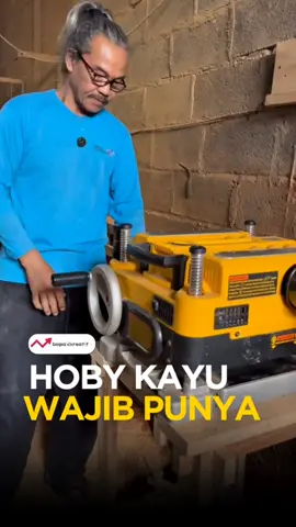 Belajar menggunakan alat planer  bersama @jack.cj18 Dewalt thickness planer adalah mesin pertukangan kayu yang digunakan untuk meratakan dan mengentalkan kayu dengan ketebalan yang seragam. Alat ini memiliki pisau pemotong yang bergerak di dalam kepala pemotong, yang meratakan kayu saat melewati pisau tersebut. Dewalt menawarkan berbagai model thickness planer, seperti DW735 dan DW735X, yang dikenal dengan kinerja dan fitur seperti motor kuat, pengaturan kecepatan, dan fitur pembersih debu.  #bapakkreatif #woodworking #craft #DIY #dewalt #ticknessplaner 