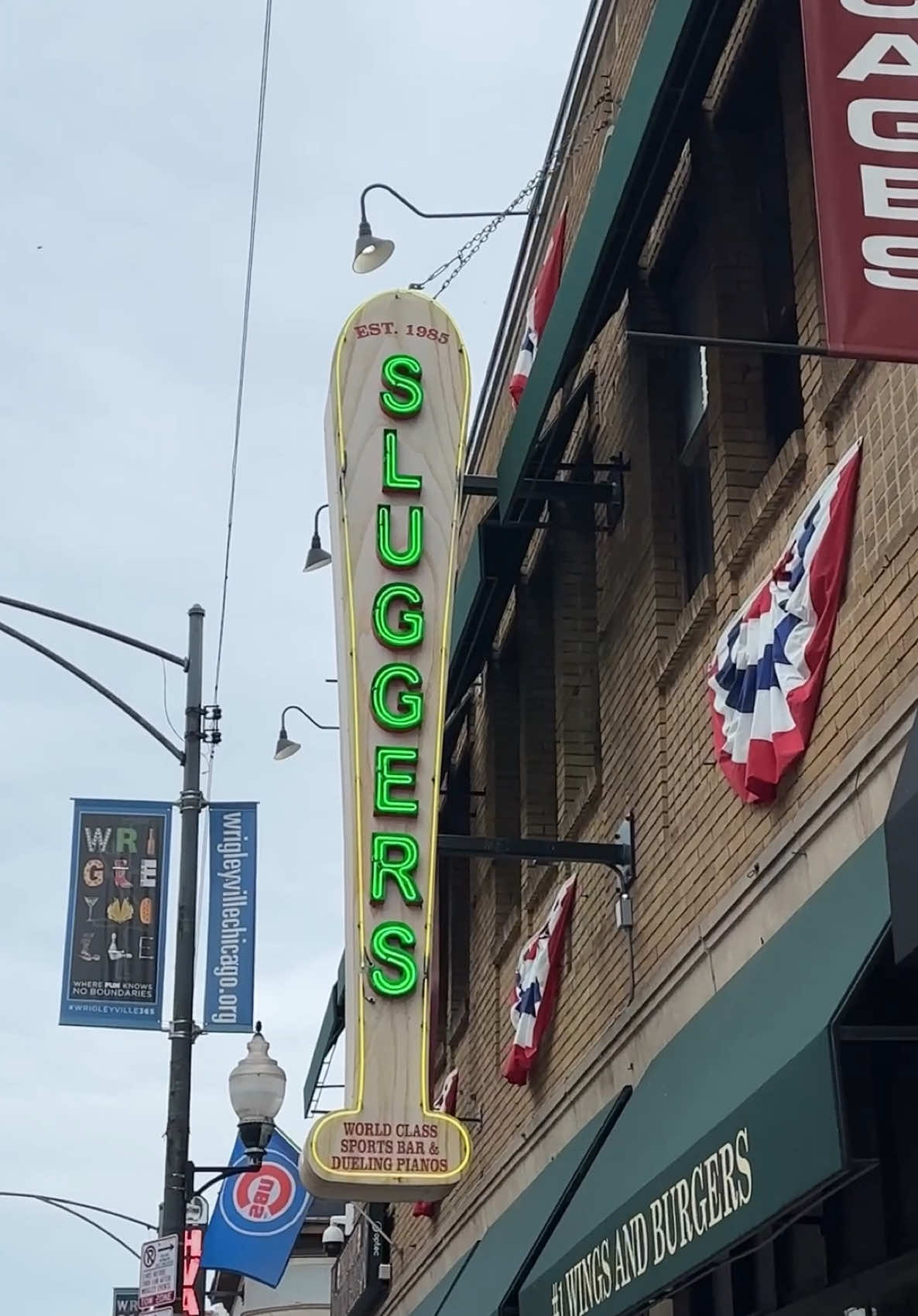 Stoped by Sluggers for some fun and @Broda 🤩 