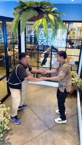 Asik kan kalau se frekuensi 😉 Available for Wedding Reception, Birthday Party and Event ✨  📍Jalan Balai Pustaka No. 28, Jakarta.  𝐅𝐨𝐫 𝐦𝐨𝐫𝐞 𝐢𝐧𝐟𝐨: Klik link bio!  Wa 0818-0824-8180 atau pesan di GoFood/GrabFood ______________________ #liwetbakar #sambalbakar #sambalbakarasap #nasikebuli #nasiliwet #wagyusaiko #bebekgaring #ayamgoreng #kulinerrawamangun #restorawamangun #rawamangun #rawamangunjakarta #kulinerjakarta #restojakarta #sambelbakar #sambelbakariga #sambelbakarbebek #inforawamangun #visitrawamangun #wedding #intimatewedding #tempatweddingjakarta #tempatwedding