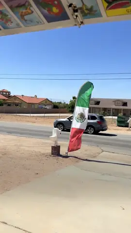 Un vendedor de comida fue atacado verbalmente por una mujer que le gritó insultos racistas por tener una bandera de México en su ‘food truck’ en #Palmdale, #California. La mujer lo amenazó con llamar a ICE y le dijo que era “ilegal tener una bandera mexicana sin una americana”. El dueño del camión, Óscar López, publicó el video del momento y explicó que la bandera representa la comida que ofrece. “Hay una diferencia entre ofender a una persona y una libre expresión”, dijo López, quien nació en EE.UU. Las imágenes se han vuelto virales en redes sociales.