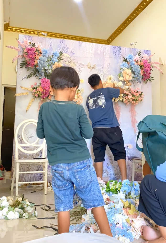 Sabar yah Aa, itu mamah lagi Hamil sambil ngedekor 💪🏻 🤭 . .  . Untuk info sewa dan boking  📱 Whatsapp 0878-7688-9304 atau klik link di Bio  . #backdroplamaranjakarta #backdroplamaranmurah #backdropjakartautara #backdropjakarta #sewabackdrop #dekorasijakartautara 