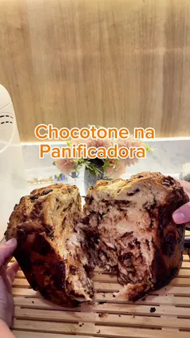 Chocotone na Panificadora! Ingredientes 	•	1 xícara de água 	•	3 gemas 	•	2 colheres de chá de essência de panetone 	•	2 colheres de sopa de margarina 	•	6 colheres de sopa de açúcar 	•	4 colheres de sopa de leite em pó (Ninho, por favor) 	•	1 colher de chá de sal 	•	4 xícaras de farinha de trigo 	•	1 pacotinho de fermento seco 	•	Chocolate em gotas forneáveis ⸻ Modo de preparo Coloque os ingredientes na sequência que eu fiz. Coloque na função 1 – Pão normal. Deixe misturar; na segunda vez que ela for bater, você coloca os chocolates. Dica: coloque o chocolate na geladeira antes, caso queira as gotas mais inteiras. Depois, deixe a máquina fazer o processo dela rsrs. Caso você queira que cresça mais, desligue a máquina e deixe a massa descansar. Depois é só colocar na função 12 – Assar. #panificadora #panificadorabritania #chocotone #britania @Shopee Brasil 