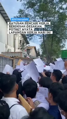 ratusan pencari kerja berdesak desakan mencari kerja ,potret nyata lapangan kerja hari ini #bekasi #beritatiktok #indoviral #beritaterkini #betitaterupdate #lapangankerja #loker #beritaviral 