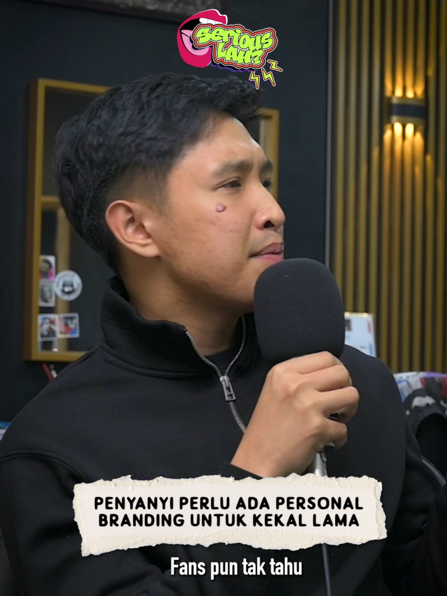 Dalam episod Serious Lah? kali ni, penyanyi dan penulis lagu berbakat Aziz Harun berkongsi kisah perjalanan seni dari Brunei, bermula dengan video nyanyian di YouTube, sehinggalah bakatnya dihidu oleh Faizal Tahir yang membuka peluang besar untuknya di Malaysia. Aziz juga berkongsi pandangan tentang realiti dunia muzik hari ini. Betul ke kalau lagu tak viral atau tak FYP di TikTok, maksudnya lagu tu “tak laku”? Apa jadi pada nilai sebenar dalam sesebuah karya muzik? #SYOK #syokpodcast #SeriousLah #tiktokmuzik #azizharun #viral #laguviral #senyum #fyp #fypシ @azizharun212_ @haidarhsndn