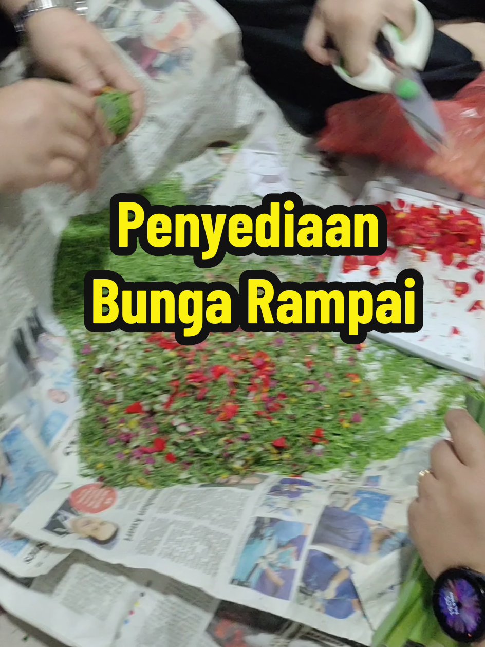 Tradisi perkahwinan Melayu yang semakin dilupakan. Bunga rampai ni kalau letak dalam bilik pengantin bau harum sangat dan ada yg jadikan doorgift. Racik lagi halus lagi cantik. Saya gabungkan dgn bunga² yang wangi macam Ros, Cempaka, Jasmine, Kenanga.. . #bungarampai #perkahwinan #persediaankahwin #kahwin #majlisperkahwinan #bungaharum 
