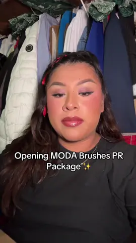 Thank you so much @modabrush I can’t wait to put them to work ✨🥹🙌🏽 #prpackage #prpackageunboxing #modabrushes #moda #beautyinfluencer #makeupartist 
