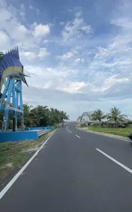Pesona pangandaran! #pangandaran #pesonapangandaran #pangandaranvibes #jembatanwiradinataranggajipang  #suasanapantai  #jelajahpangandaran  #fyp  #fypシ゚ 