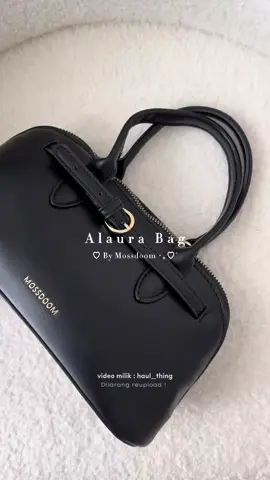 tiny black sling bag 🫰🏻🖤 #mossdoom #tasselempangwanita #slingbag 