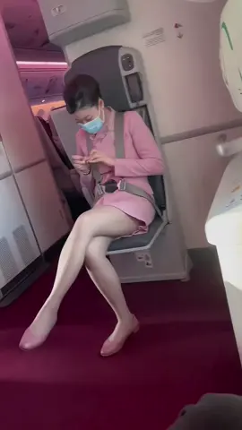 最后空姐不好意思了，不抠手指甲也不玩笔，盯着地板看了一路😅 #空姐的日常 #空姐制服 #空姐日常 #ootd穿搭