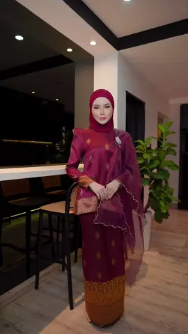Don’t know what style to go for this Raya? It’s time for elegance with a modern edge with Deyana Kurung.✨ With songket-inspired motifs and a graceful organdy veil, our maroon Mini Kurung honours heritage in a modern silhouette, designed to make you feel timeless.❤️ #JlabellaDeyanaKurung  #JlabellaGlamorousRaya2025 