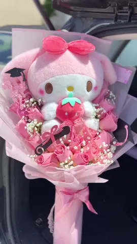 My melody plush with 25 pink roses 🤍🥰  . . . . . #mymelodyplush #mymelodybouquet #lakecountyflorist #fypシ #creationsbydanyy 