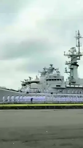 Tentara Nasional Indonesia Angkatan Laut (TNI AL) adalah cabang angkatan perang Indonesia yang bertanggung jawab atas pertahanan maritim dan keamanan di wilayah laut. TNI AL memiliki tugas menjaga keamanan wilayah perairan, menegakkan hukum di laut, serta melindungi kepentingan strategis maritim Indonesia. TNI AL juga terlibat dalam operasi pertahanan, seperti operasi amfibi dan operasi anti-perompakan.  #military #army #inspiration #navy #edit #edits #angkatanlaut #indonesia🇮🇩 #fyp #foryou #foryoupage 