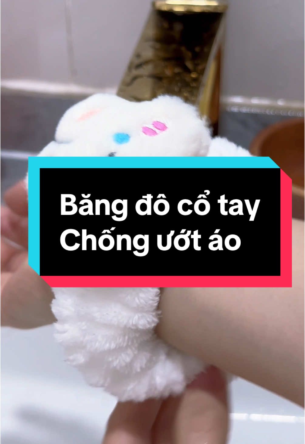 Nghĩ tới cảnh trời lạnh mà đụng nước nó tê tái thiệt chớ! Bỏ 1 cốc trà sữa mua về xài để có lạnh thì đỡ ướt áo nè chị em 😭  #bangdo #bangdocotayruamat #bangdodeotay #bangdoruamat #viral #xuhuong 