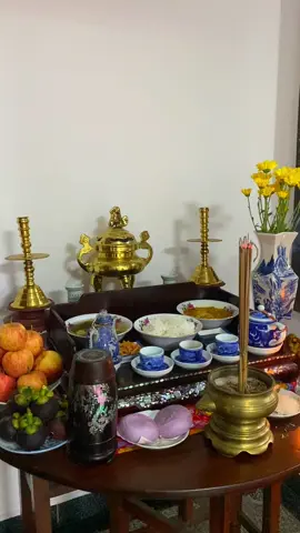 Dạ, năm nay, trong Lễ Tiên thường của Nội tổ Phụ, Quý thân hữu ở Bình Dương có gửi biếu những trái Măng cụt trong Vườn nhà, quý giá vô cùng tận. Chư Liệt vị Tiên linh chắc chắn hoan hỷ lắm, nhứt là ngày xưa có xuất thân từ vùng trái cây trù phú hai bờ Tiền Giang. Sanh thời Cố Tổ Mẫu rất ưa Măng Cụt. Còn Nội tổ Phụ có lần nói, phải còn sức chỉnh trang lợi vườn tược, trồng trái cây đủ loại của xứ mình cho Con Cháu có trèo có hái… #đammêmỹnghệ #minhphannguyen6 #mỹthuật #mỹnghệ #khảmtraiViệtNam #cẩnốcxàcừ #ốcxàcừ  