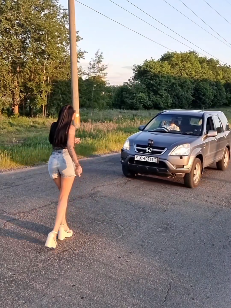 Со стороны смешно выглядит)