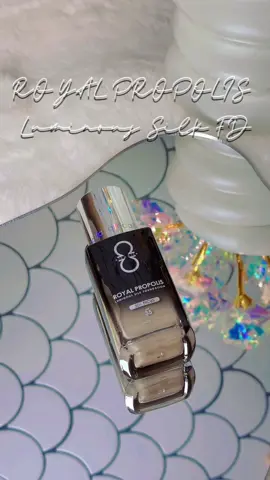 Tak suka makeup tebal-tebal tapi nak kulit flawless & glowing? Kenapa kena layer macam-macam bila boleh dapat semua dalam 1 produk je? ✨ Royal Propolis Luminous Silk Foundation ✔️ Glowing natural finish ✔️ Ringan & tahan lama ✔️ SPF35 lindungi kulit dari UV #alhaalfa #alhaalfacosmetics #fyp 