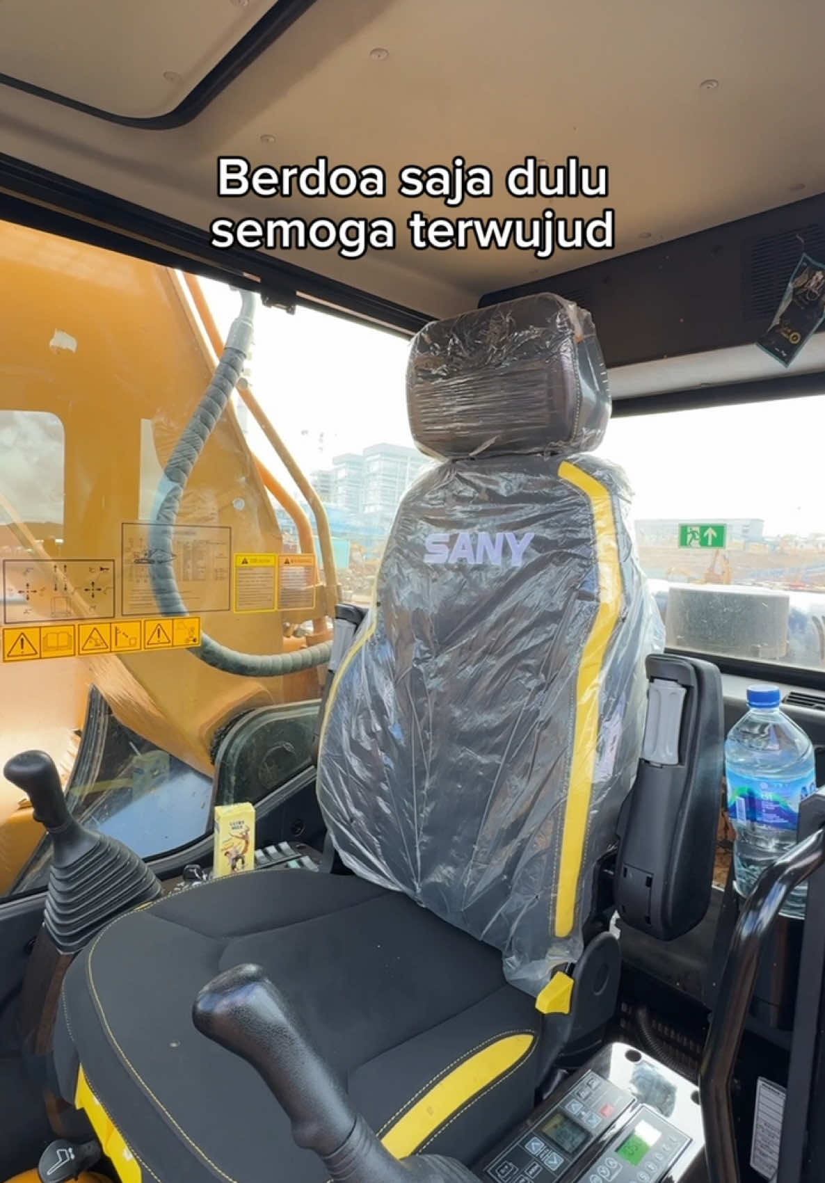 Suatu saat nanti semoga punya alat sendiri..amin☝️☝️ #operator_excavator #operator #tambanghitz #komatsu #tambanghitz #tambangindonesia #tambangnikel #operatormudapunyacerita #operatoralatberat 