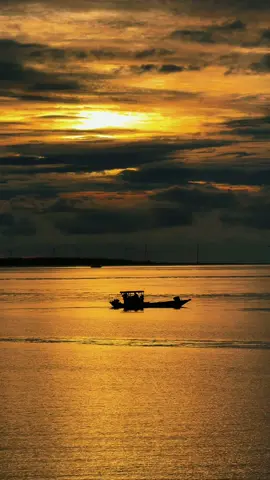 Phía bên kia bức tường là anh và nỗi nhớ. Là cả những vô tình như thể đã người dưng. #noibuonvobien 