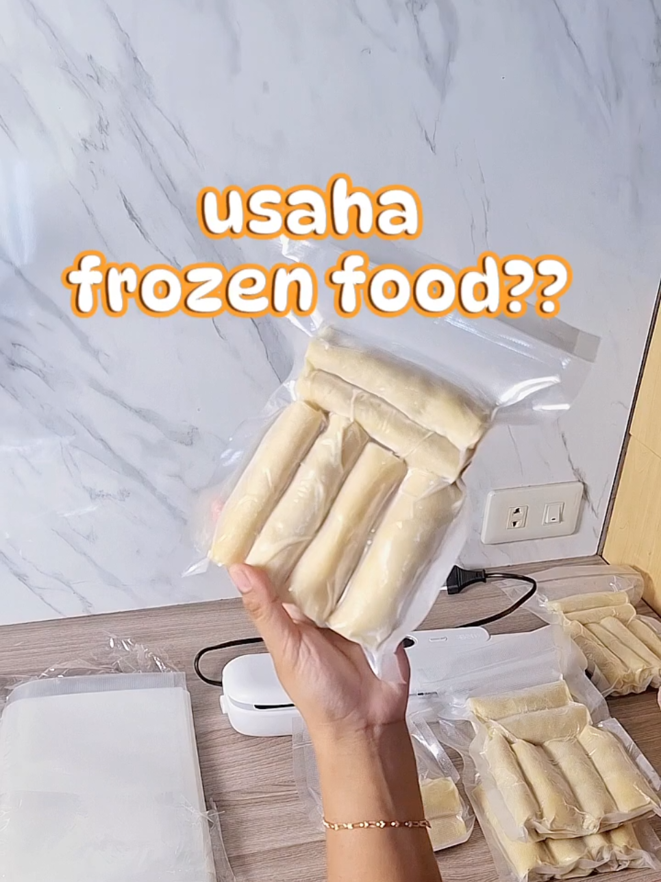 Mau jualan makin rapi dan awet? Coba vacuum sealer sekarang juga! #VacuumSealer #FrozenFoodIndonesia #SosisSolo #JualanMakanan #IdeJualan #UMKMNaikKelas #TipsJualan #MakananRumahan #MakananBeku #KemasanMakanan #BisnisRumahan #HomeMadeFood