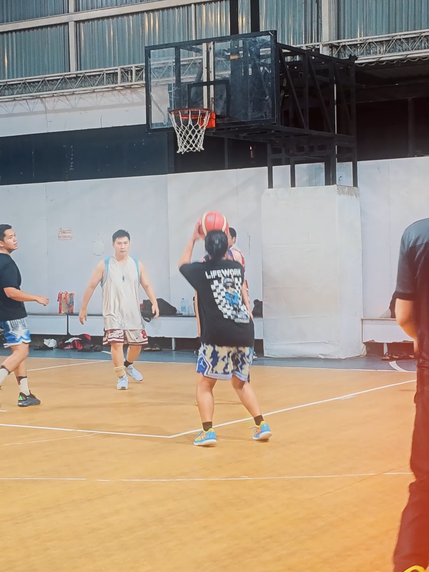 Kadang yang kita butuh cuma: bola, ring, dan orang-orang yang punya semangat yang sama. Shooting session bareng komunitas = recharge tenaga & semangat 🙌 Kamu udah punya circle buat latihan bareng? Kalau belum, yuk main basket bareng 💯 #basket #basketindonesia #basketballcommunity #latihanbasket #komunitasbasket #midrange #3pointshooting #shootingdrills #fyp #fypbasket #foryou #tiktokbasket #hoopers #basketlife #indonesiahoopers #protocoach #coachbasket #mantanpemaintimnas #hooperindonesia #basketindonesia #timnasbasketindonesia #3ptshot