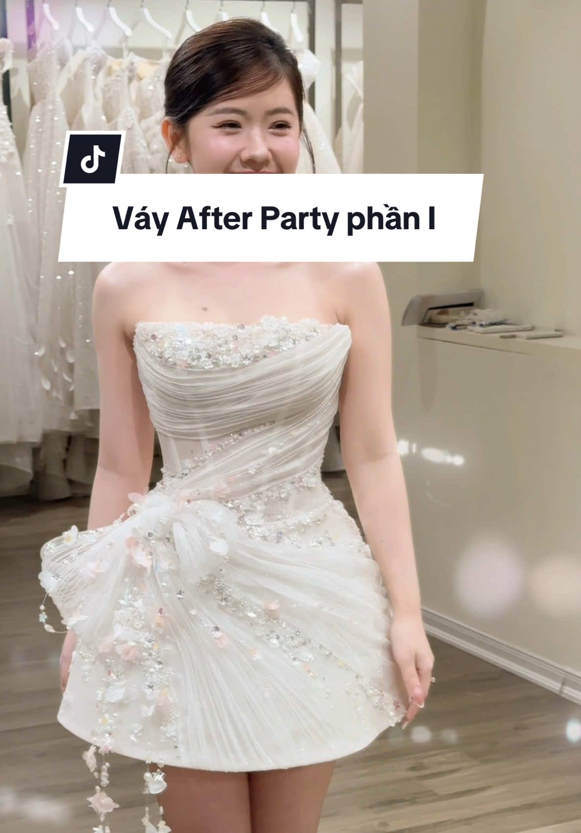 Hôm trước mấy bạn hỏi váy ngắn, hôm nay có luôn nè 🥰 #UniBridal #unibridalhanoi #vaycuoi #vaycuoidephanoi #hienluong #vayxinh #prewedding #vaythietke 