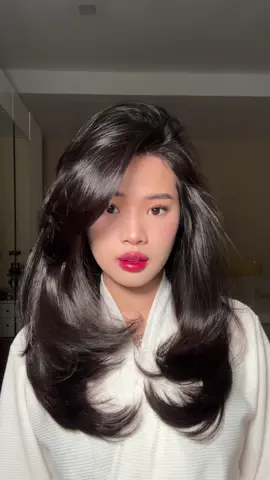 Udah cobain beberapa tools yg kyk gini bentuknya. Tapi ini BEDA sih, sisirnya full plat jadi panas nya rata & bnrbnr panas bgt. Semakin sering pake semakin jago, aku cm 15 menit ud bs blow out full skrg. Love youuu @ghd  #fyp #hairtok
