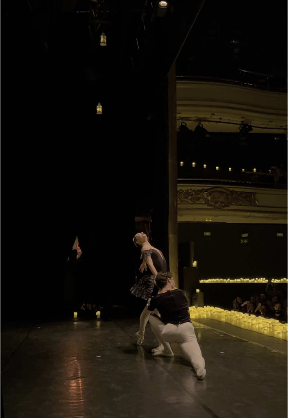 Un poco del espectáculo @candlelight.concerts  MADRID DANCE COMPANY Muchas gracias por venir!🕯️✨ 🎥 @ireneg_photography  #madriddancecenter #dance #dancer #candlelight #candlelightconcert #foryoupage❤️❤️ #madrid #ballet #ballerina #ballerinasoftiktok #circulodebellasartes #swanlake #performance #balletpro #danza #stage #beauty 