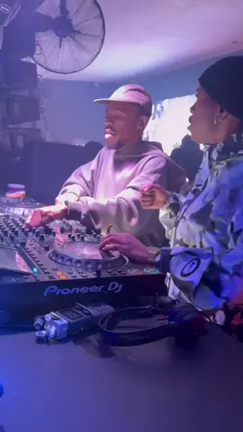 Shakes & Les live at PianoHub, Soweto 😭🔥🔥 #djmaphorisa #shakesandles #theplug #amapiano #pianohub #djs 