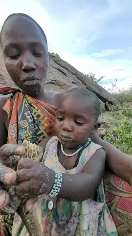 Feeding her daughter♥️🥰#hadzabetribe #chaba #viralvideos #feed #eating #kidstiktok #treanding 