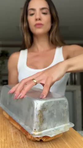 Por: @mi_ruback  PÃO SEM GLÚTEN 🍞 FÁCIL FÁCIL!  E sem muito mimimi! Ele fica com uma casquinha crocante por fora e macio por dentro 🤤 - 300g de farinha de arroz - 200g de polvilho doce  - 1 colher de chá sal sal - 1 colher de sopa de açúcar  - 1 sachê de fermento biológico  - 4 ovos  - 2 colheres de sopa de azeite  - 300ml de água morna  Mistura os ingredientes secos e depois os ingredientes molhados aos poucos vai mexendo para não ficar com bolinha! Unta uma forma com um pouco de óleo ou azeite e coloque a massa! Finalize com gergelim que é opcional. O segredo é assar em forno já aquecido a 180 graus por 50 min! Espere esfriar para fatiar! ❤️🫶🏻 #receitafácil  #receitafitness  #emagrecimento  #dieta  #alimentacaosaudavel  #Fitness  #treino #academia 