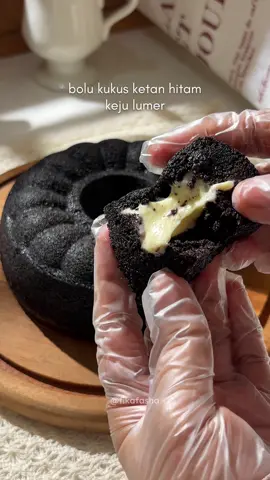 resep bolu ketan hitam tanpa sp, tanpa mixer 🤍 sebelum ada yang bilang “ga pake mixer tapi pake chopper, sama aja” TENANG GUYS 😣 di video ini aku pake chopper biar ga pegel dan lebih satset hehe. aku udah coba pake blender pun jadi kok☝️so kalo ga ada chopper bisa pake blender or kocok manual pake whisk aja. yang penting kocok telur dan gulanya harus larut, ga perlu ngembang issokey aman aza ☺️ jujur aku lebih suka versi tanpa sp kaya gini dan santan nya aku ganti yogurt. rasanya enakk nagih huee. kalian wajib cobain 🥹  resep : ibuhendri on youtube  modifikasi : fikafasha  loyang : 16 cm  kukus pertama : 15 menit  kukus kedua : 15 menit  bahan :  3 butir telur  100 g gula pasir  1/4 sdt sea salt  1/2 sdt vanila extract  25 g yogurt plain (resep asli pakai santan)  10 ml susu UHT (resep asli pakai kental manis)  145 g tepung ketan hitam (link bio No.058) 1/2 sdt soda kue  90 ml minyak sayur  filling : (resep asli tidak ada isian)  80 g cream cheese  8 ml susu UHT (lupa taro di video) 30 g keju oles  20 g kental manis  _ #boluketanhitam  #カフェ #홈카페 #fypシ #fypage