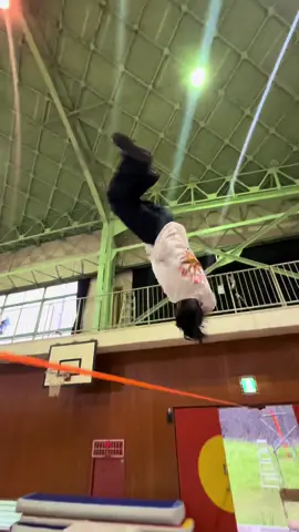 頭飛んでいきそう🧠 #slackline #スラックライン #trickline #幅5センチ #fyp 