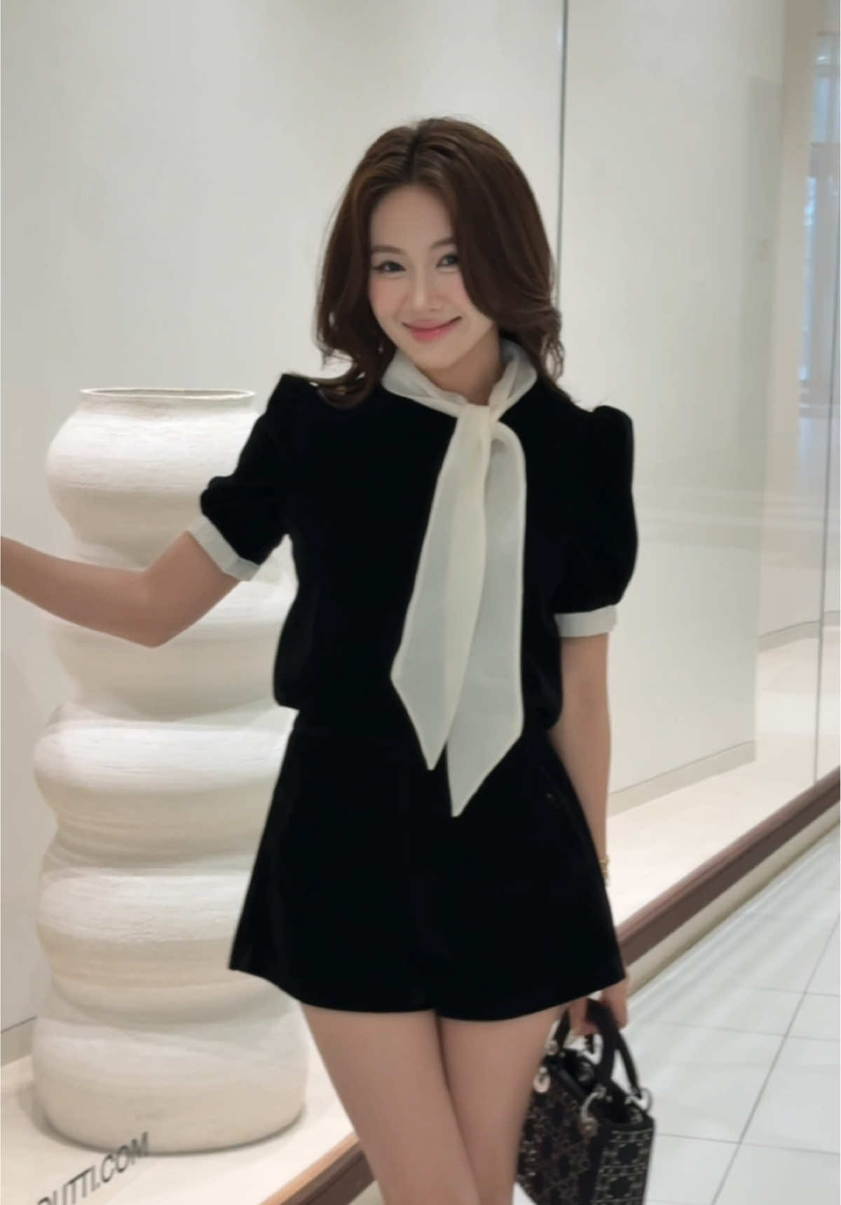 “ Phụ nữ không tan chảy vì tiền bạc, họ tan chảy trong sự tôn trọng, quan tâm và tình yêu ♥️ “ #grwm #outfit #khales 