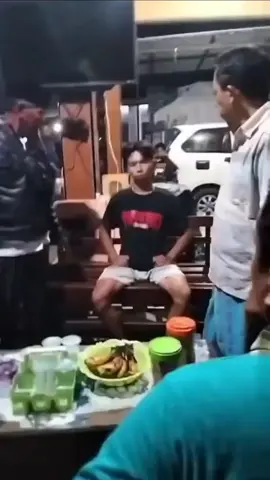 Viral! Anak Diduga Lakukan Kekerasan ke Orang Tua, Warga Sampai Turun Tangan Sebuah video yang bikin hati miris viral di media sosial. Dalam rekaman itu, terlihat seorang anak tega memukul ayah dan ibunya sendiri sampai menyebabkan memar. Kejadian ini bikin banyak netizen geram sekaligus sedih. Beberapa warga yang ada di lokasi langsung coba turun tangan—mereka berusaha menenangkan situasi dan memediasi konflik. Tapi sayangnya, sang anak tetap bersikeras. Ia terus membantah dan melawan saat ditegur warga. Sampai saat ini, belum jelas apa penyebab utama hingga anak tersebut bisa berbuat seperti itu terhadap orang tuanya. Kasus ini pun menuai banyak perhatian dan jadi perbincangan hangat di jagat maya. Apapun alasannya, kekerasan dalam keluarga jelas nggak bisa dibenarkan. Semoga semua pihak bisa dapat penanganan yang tepat, dan kejadian seperti ini nggak terulang lagi. Sc: Fb Satria Putra via: Jayalah negriku