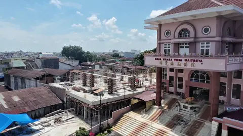 ✨Video Progres Pembangunan Sekolah Maitreyawira Pematangsiantar✨ Setiap batu yang diletakkan, setiap tembok yang berdiri adalah langkah nyata menuju masa depan pendidikan yang lebih cerah! 📚🏫 Pembangunan sekolah terus berjalan, membawa harapan bagi anak-anak generasi mendatang. Namun, perjalanan ini masih panjang dan kami membutuhkan dukungan Anda! Mari bersama-sama menjadi bagian dari perubahan ini. Setiap kontribusi, sekecil apa pun adalah investasi berharga bagi pendidikan anak-anak kita🙌🏻 💰 Donasi dapat dikirim ke: BCA: 8200889321 A/N: Yaspen Cahaya Kasih Maitreya 📩 Info lebih lanjut: Ibu Jong Lie Sia - 08126217890 Ibu Poh Chiu Mei - 085261671111 Ibu Tuti, S.E. - 085260142891 Bapak Andi M.Pd.B - 082276860230 ✨Kami akan terus membagikan perkembangan pembangunan setiap minggunya di Instagram @sekolahmaitreyawira.ps Jangan lupa untuk mengikuti dan mendukung kami! “Ketika kita menanam benih pendidikan hari ini, kita sedang menumbuhkan masa depan yang lebih baik bagi generasi mendatang.” 🌱📖 Terima kasih atas kepedulian dan dukungan Anda! 🙏✨ #pedulipendidikan #bangunmasadepan #maitreyawirapematangsiantar #maitreyawiraschool #dukungmaitreyawira #fyppppppppppppppppppppppp #fypage 