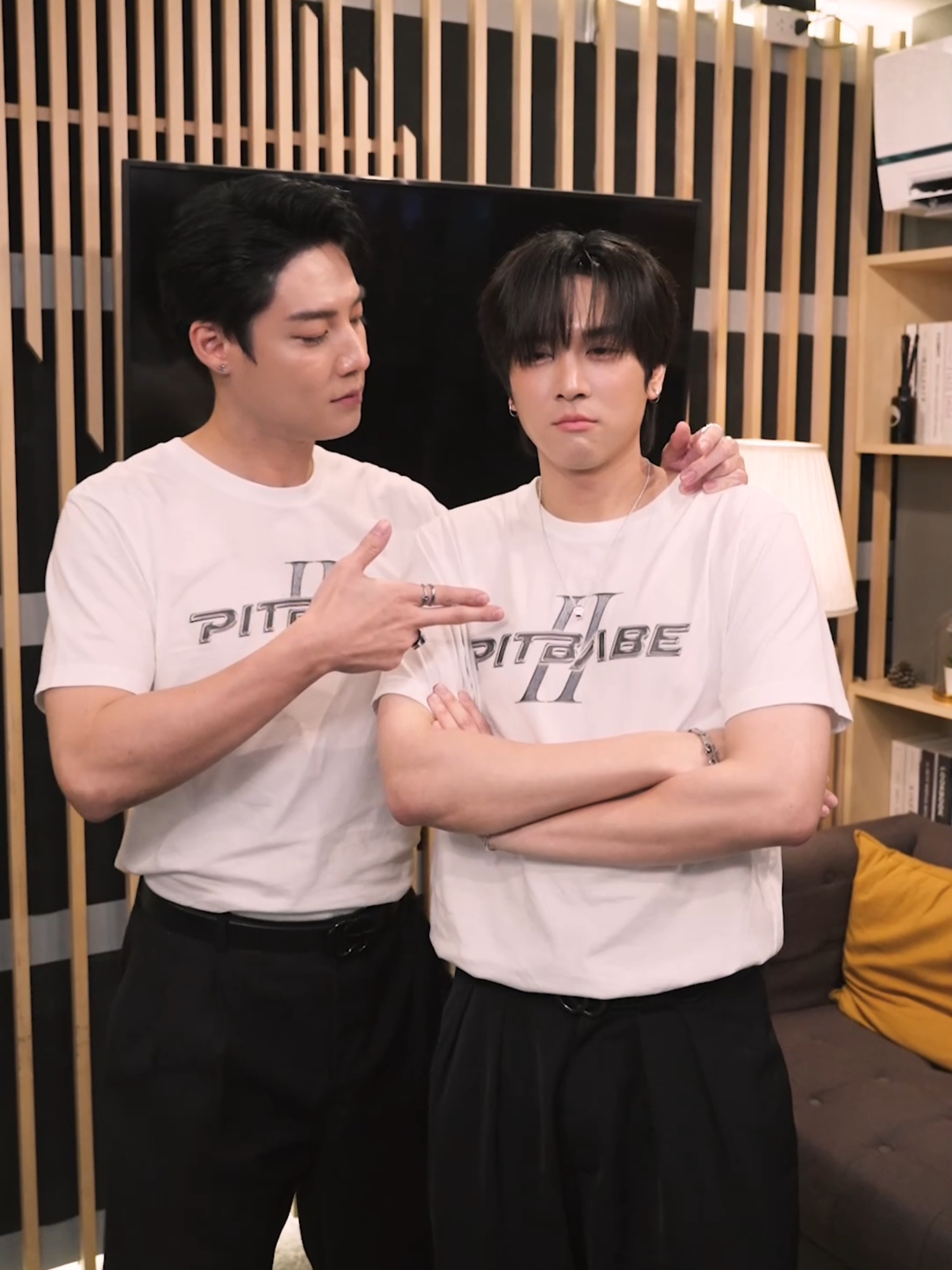 ใครจะปล้นลงเนี่ยย ปิ้ววว🔫🙌🏻 📌ดูรายการ Flex Talk ย้อนหลังได้ทาง YouTube : FlexConnect @hemmawich.k @thana_pon @pitbabetheseries @changeartist.official @change2561official @change2561original . #Flex1045xPITBABE2 #PitBabeTheSeries2 #PITBABE2 #CHANGE2561 #CHANGE2561ORIGINAL #SailubPon #SpySailub #PonThanapon #FlexTalk #FlexConnect #Flex1045