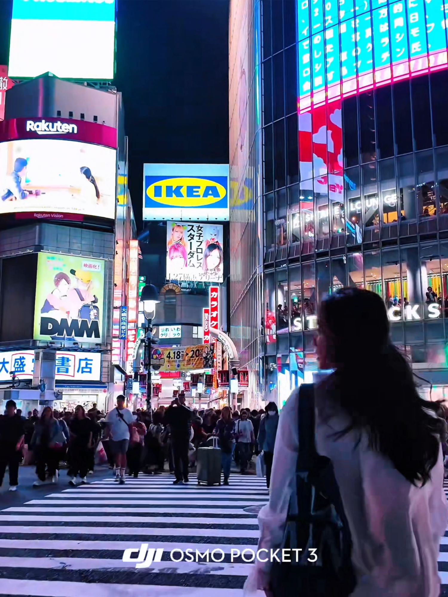 夜の渋谷のエネルギーをリアルに感じてください。🚶‍♂️✨ Osmo Pocket 3 の1インチCMOSセンサーのおかげで、暗所でも驚くほど高画質！ 🎬 : 77oni #DJI #osmopocket3 #ビデオカメラ