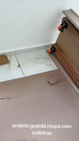 adaptação de rodinhas no guarda roupa, para facilitar o deslocamento 
