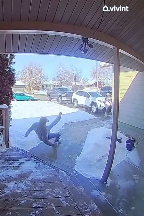 A precious video of falling at the doorstep. 🤣🤣🤣#fall #interesting #tiktok #funny #fouyou #fyp #funnyvideos 