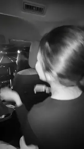 karaokean bareng dimobil sambil teriak teriak emg paling best