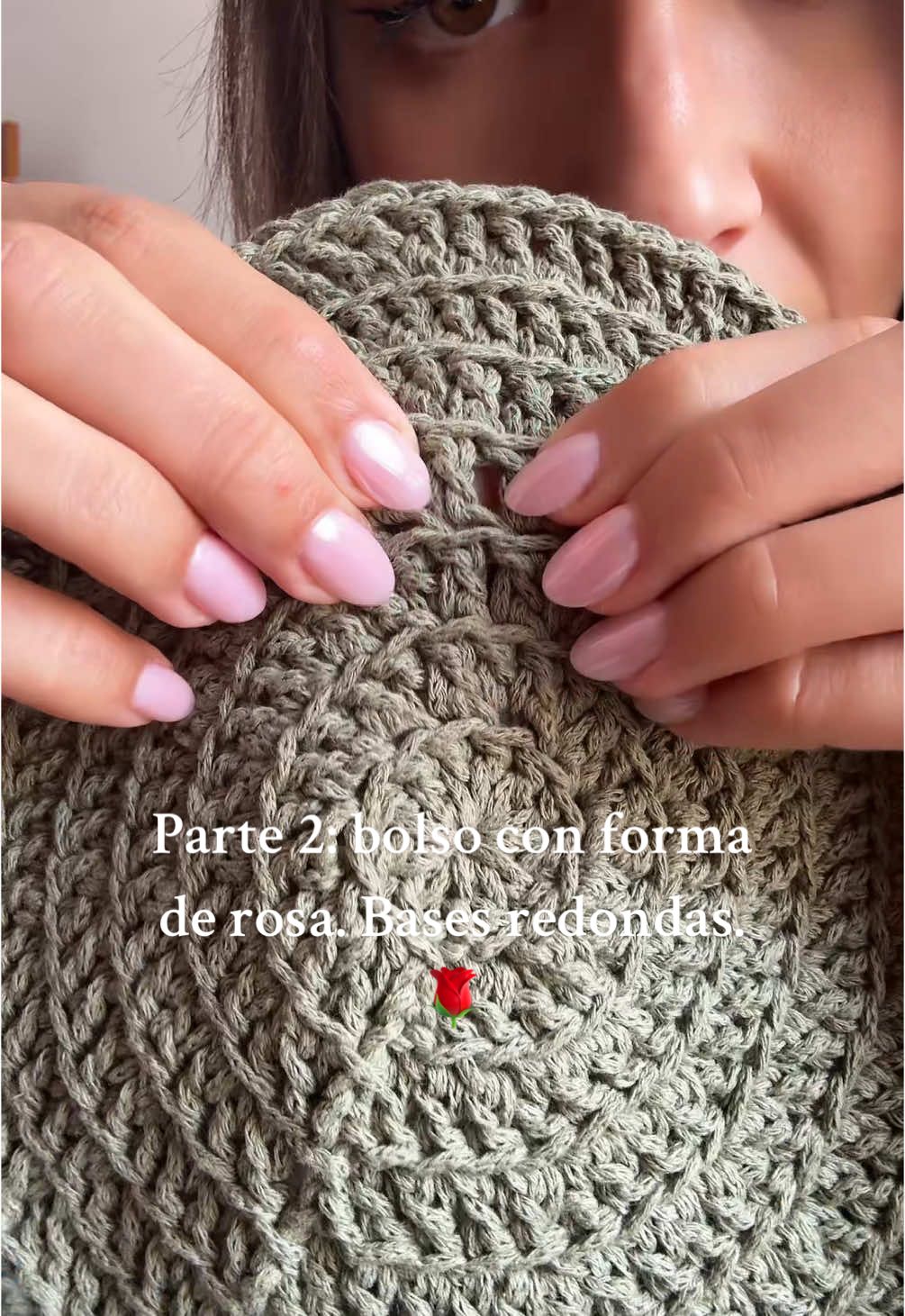 Aquí está la parte dos del bolso con forma de rosa.  Una idea súper guay para tener un bolso tipo joya que se puede lucir en cualquier evento especial.  Espero que se entienda el tutorial y poco a poco vayan saliendo esos bolsos.  #barcelona #moda #crochet #bolso #anillomagico #bolsorosa #ganchillo 