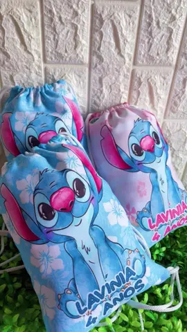 ✨ Lembrancinha perfeita existe, sim! ✨ Olha só essa mochila saco no tema Stitch 💙 Ela é linda, prática e super útil! Ideal para aniversários infantis, agrada crianças e adultos e ainda combina com a decoração! 😍🎉 Imagina os convidados saindo da festa com essa fofura? Vão usar demais! 🥰🎒 🎈 Garanta a sua e surpreenda! 📩 Chama no direct para encomendar! #stitch #disney #personalizado #lembranças #aniversario #eventos #crianca 