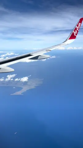 Jangan tidur dlm flight kalau pergi Ke LBJ! Buka tingkap dan rakam view secantik begini.  Tip: Pilih seat Row F bila Pergi ke LBJ; Pilih row A bila Balik dari LBJ.  #labuanbajo #komodo 