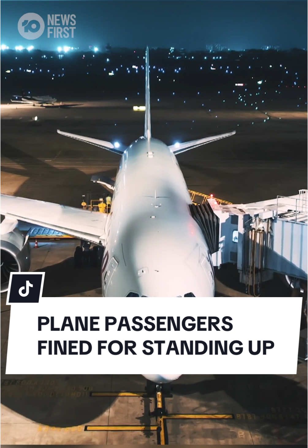 If you get annoyed by everyone standing up as soon as the plane lands, you’re in luck! People who get up before the plane stops moving could soon be hit with a $93 fine. 10’s Late News explains. #10newsfirst #planes #planebehavior 