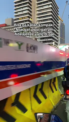 Mau nyari apa sikk? Baru gali udah gali lagi 👿🤯 #macetjakarta #penggalian #jakartapusat #dkijakarta #fypage 