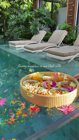 Breakfast in the pool 💭 #summervibes #pool #breakfast #makeitfloat #floatingbreakfast #poolvilla #villa #bali #balivilla #travel 