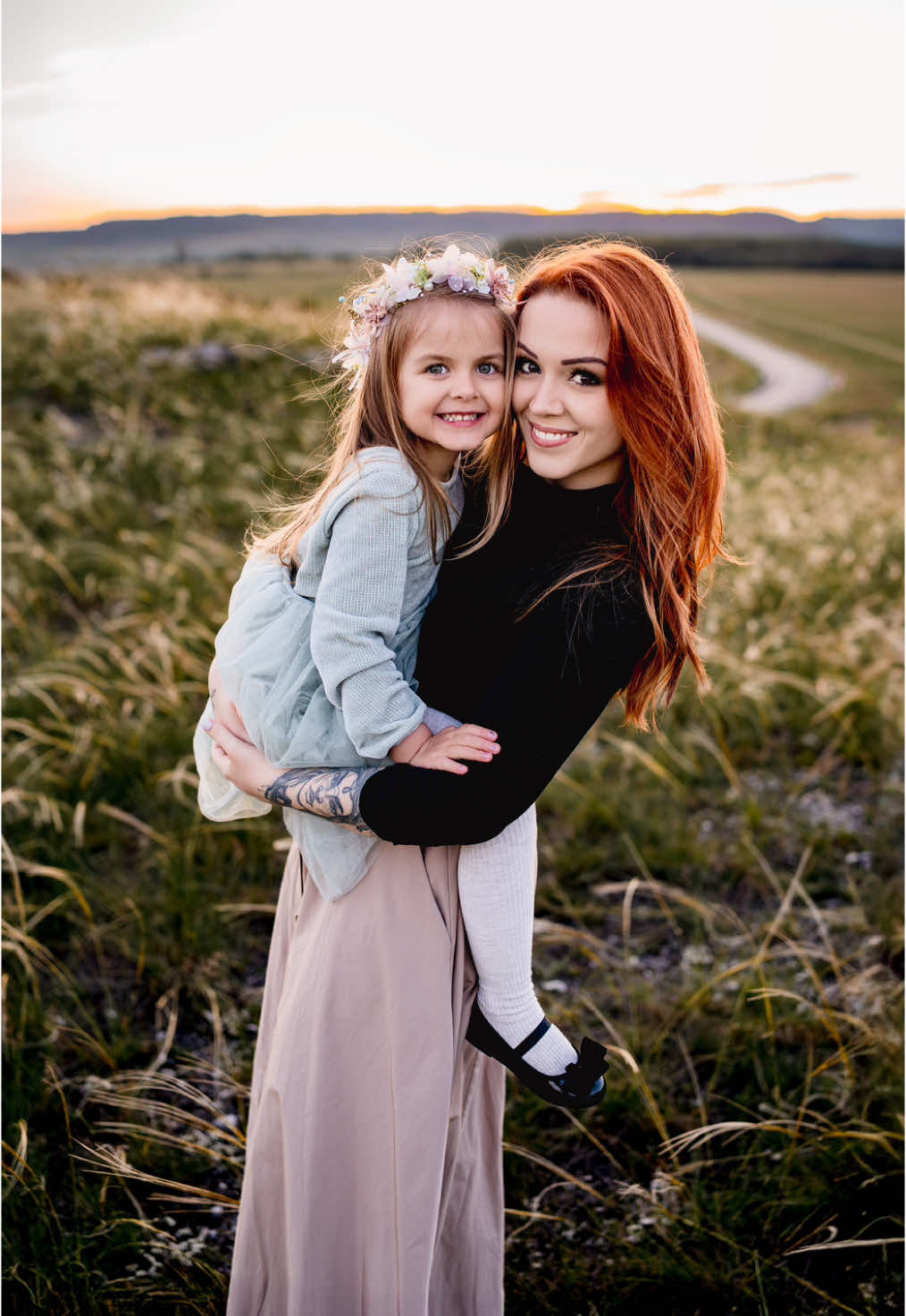Nemrég Hella szülinapja apropóján jöttek el hozzám Nikiék egy családi fotózásra. ✨📸 És milyen jól tették! 🥰 Már az első perctől éreztem, hogy itt nem lesz gond a hangulattal… 😃 Egy igazán jókedvű, mókázós fotózás kerekedett belőle… Imádtam minden percét!  …na de inkább meséljenek a képek… 🥰🧡📸 Köszönöm Niki a bizalmatokat! 🥰 #családifotózás #fontospillanatok #magyarfotós #lifestylephotographer #nanasigyorgyifotografus #együttlennijó #fotózásszékesfehérvár 