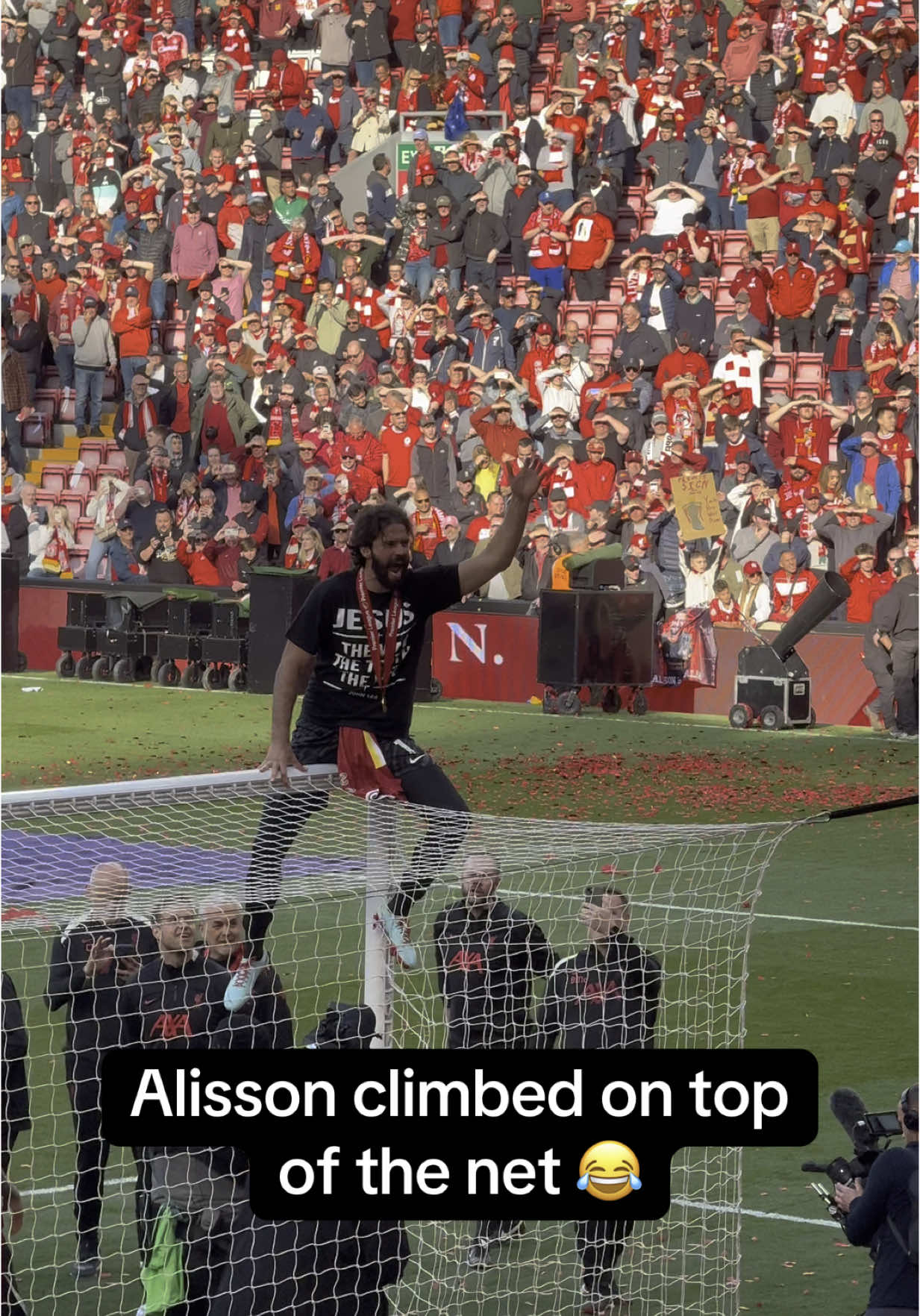 Look at Alisson 🤣 #LFC #Liverpool #Alisson #PremierLeague #PL #Anfield 